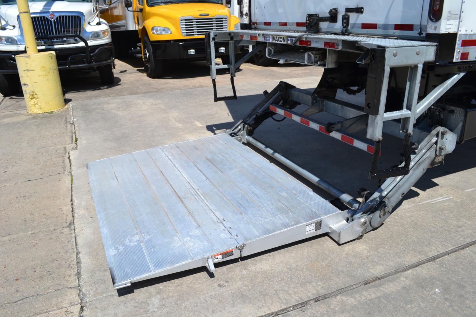 2019 WHITE /BLACK FREIGHTLINER M2-106 with an CUMMINS B6.7L 240HP engine, ALLISON 2500RDS AUTOMATIC transmission, located at 9172 North Fwy, Houston, TX, 77037, (713) 910-6868, 29.887470, -95.411903 - Photo#9